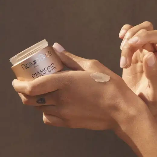 Natura Bissé Diamond Cocoon Sheer Cream SPF 30 PA++ | Šviesinantis tonuojantis priešraukšlinis veido kremas su SPF 30 50 ml