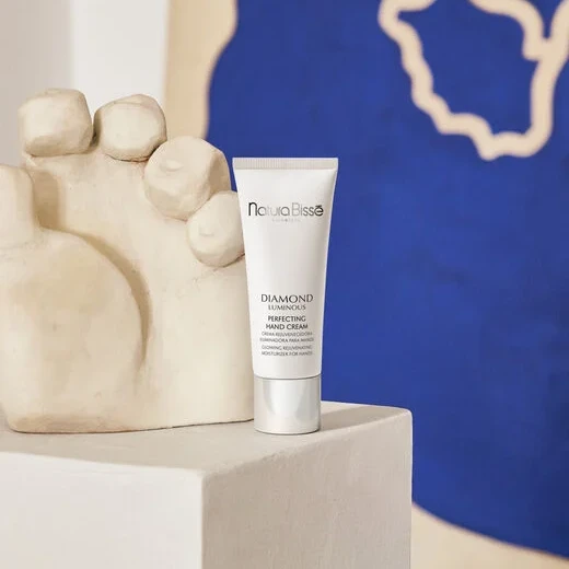 Natura Bissé Diamond Luminous Perfecting Hand Cream | Осветляющий антивозрастной крем для рук против пигментных пятен 75 мл