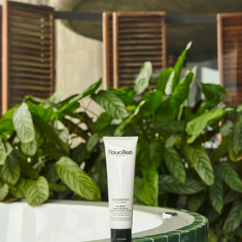 Natura Bissé Diamond Well-Living The Body Wash and Scrub | Valomas ir šveičiamasis kūno šveitiklis 150 ml