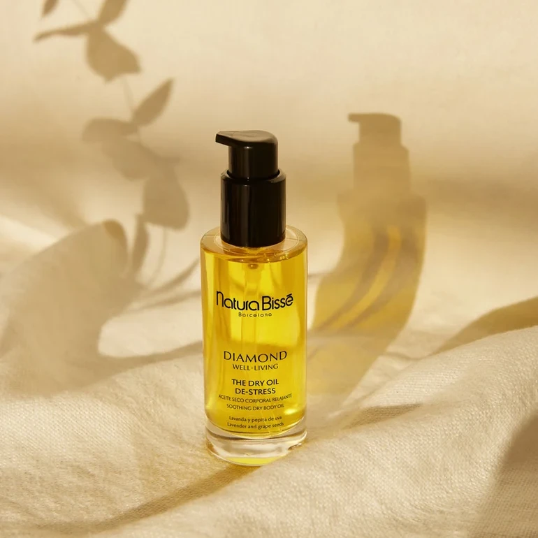 Natura Bissé Diamond Well-Living The Dry Oil – De-Stress | Raminantis sausasis kūno aliejus su levanda ir vynuogių kauliukų aliejumi 100 ml