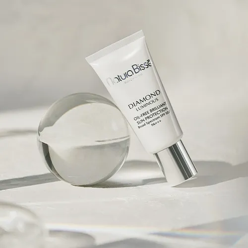 Natura Bissé Diamond SPF 50 PA+++ Oil-Free Brilliant Sun Protection | Šviesinantis toninis veido saulės kremas SPF 50 PA+++ 30 ml